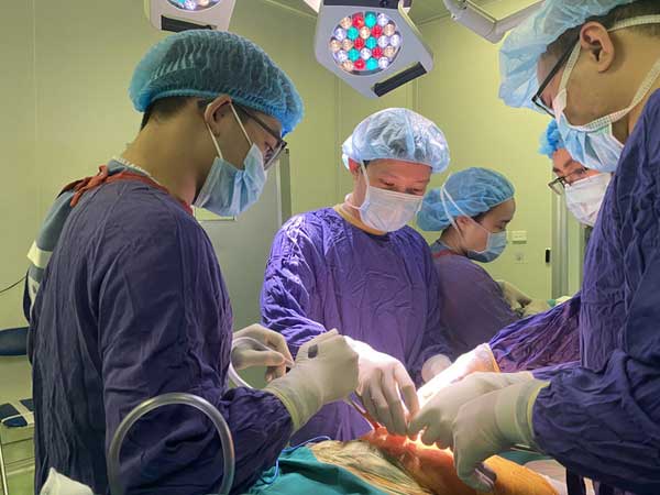 Người phụ nữ nằm suốt 30 năm bỗng đi lại bình thường sau ca phẫu thuật