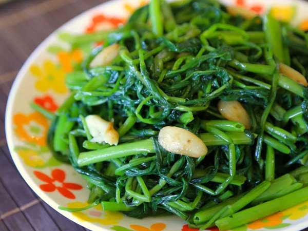Lời đồn về rau muống 'hút' thuốc trừ sâu và nhiễm kim loại nặng: Ăn lâu dài có gây bệnh không?