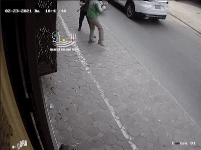 Video: Tài xế xe ôm bị lái ô tô thẳng tay đấm túi bụi vì xích mích nhỏ