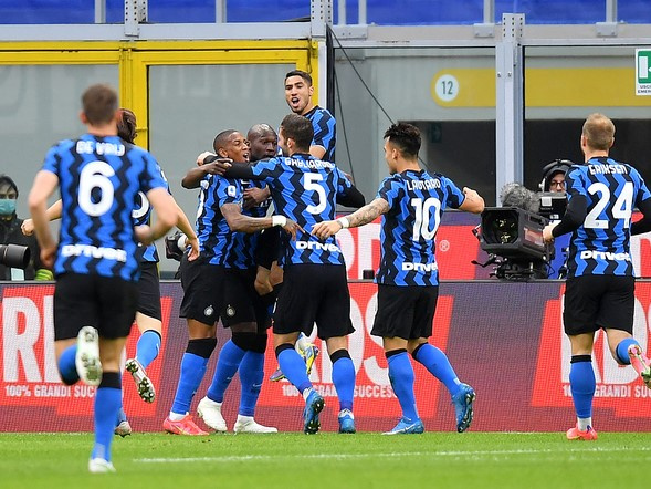 Lukaku ghi bàn và kiến tạo giúp Inter cắt đuôi Milan