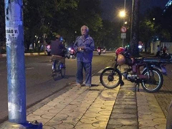 Hình ảnh cụ ông chạy xe ôm trước cổng trường ĐH, năn nỉ khách qua đường: 'Cô ơi, cô đi giùm tôi đi!' khiến nhiều người cay mắt