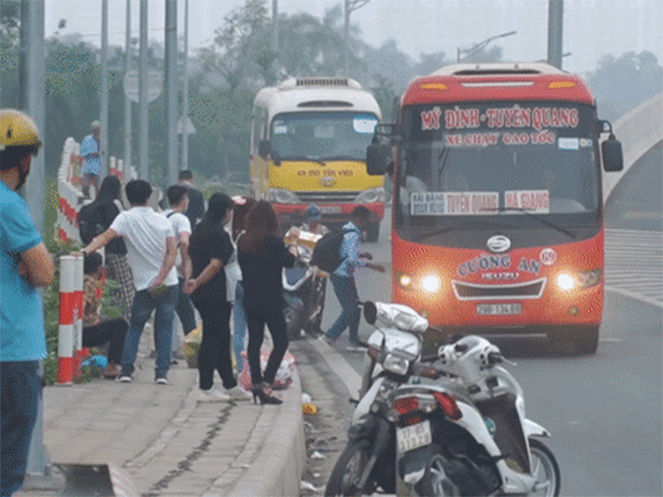 Video: Bát nháo đón, trả khách trên tuyến vành đai nghìn tỷ ở Hà Nội