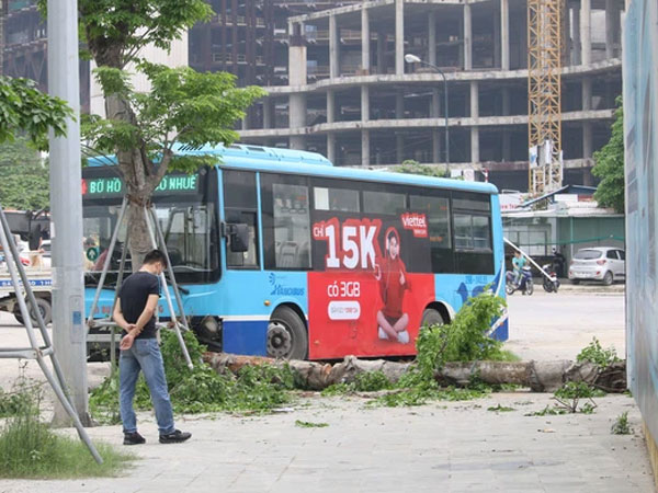 Chùm ảnh: Hiện trường vụ xe buýt đi sai tuyến đường, lao lên vỉa hè đâm tử vong người đi bộ tại Hà Nội