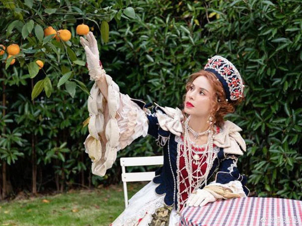 Lý Nhược Đồng khoe ảnh cosplay nữ hoàng phương Tây, nhan sắc cực phẩm ở tuổi U60 gây bão cộng đồng mạng