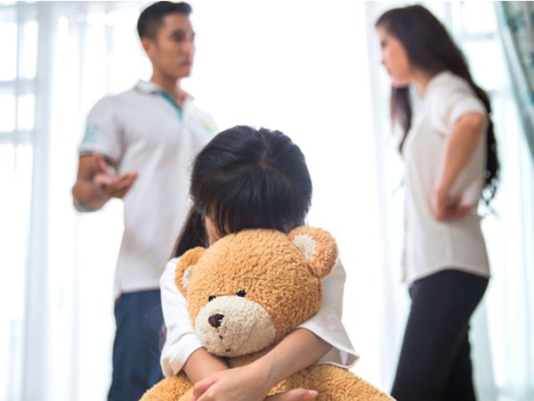 Vì sao nhiều người chồng hoặc vợ sợ về nhà, con cái cũng chỉ muốn 'sổ lồng bay đi'?