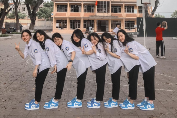 Nhóm bạn thân chụp ảnh kỷ niệm, ai cũng xinh nhưng sự chú ý đổ dồn vào đôi giày, dân mạng soi giá trị lên tới 63 triệu?