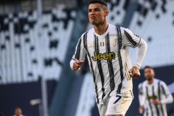 Ronaldo bỏ lỡ cơ hội khó tin, tức giận đạp luôn khung thành