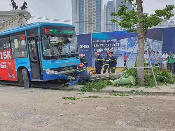 Xe buýt lao lên vỉa hè, hạ gục cây xanh, tông chết người đi bộ