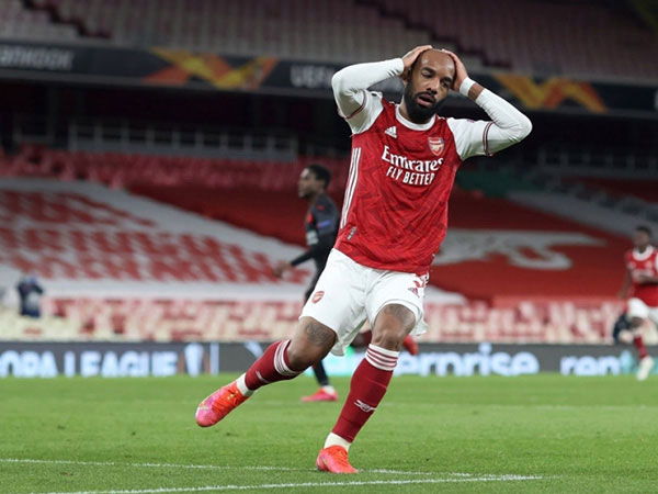 Thua đau phút bù giờ thứ 4, Arsenal run rẩy chờ lượt về