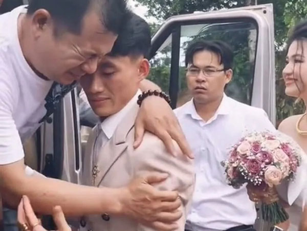Xuýt xoa hình ảnh chú rể ôm bố vợ sụt sùi hệt như con gái lấy chồng xa sau khi làm lễ