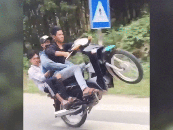 Video: Công an Phú Thọ triệu tập nhóm 'quái xế' bốc đầu xe đăng mạng xã hội