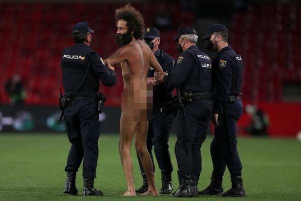 CĐV khỏa thân làm gián đoạn trận đấu của MU ở Europa League