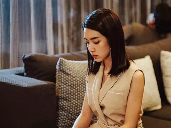 Được chồng đón sau chuyến công tác, vợ cầm lấy chai nước trên xe hơi rồi nhìn thấy điều lạ, cái cách cô 'ngả bài' sau đó khiến gã bội bạc choáng váng!