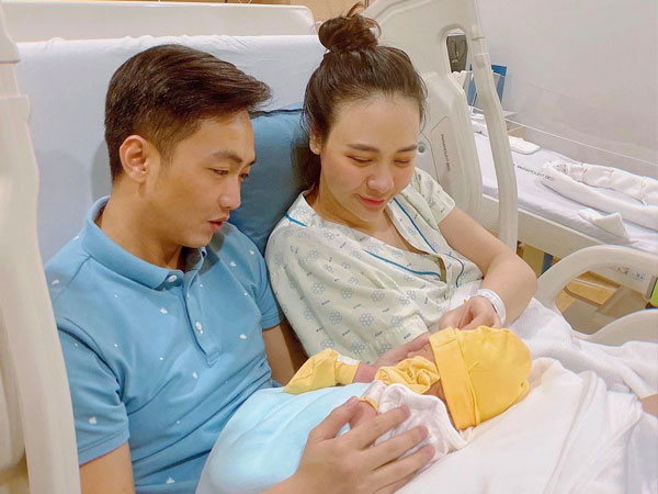 Cuộc sống 'bỉm sữa' của Cường Đô La và Đàm Thu Trang: Từ tay chơi 'siêu xe' có tiếng đến ông bố 'quần đùi, áo phông' chăm con thay vợ