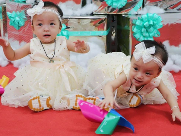 Bé Diệu Nhi được phẫu thuật hoàn chỉnh đường tiêu hóa, chị gái Trúc Nhi đi cùng để cổ vũ cực dễ thương