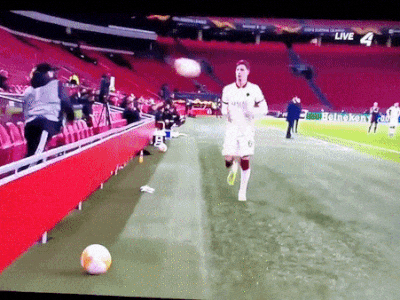 Hậu vệ AS Roma bị ném bóng vào mặt vì cố tình câu giờ