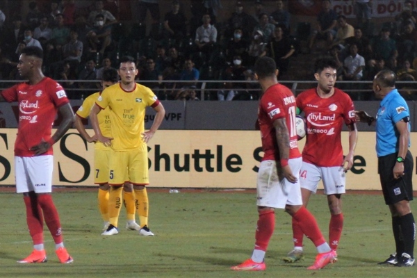 Ba ngoại binh TPHCM tranh sút penalty với Lee Nguyễn, HLV Polking lý giải nguyên nhân