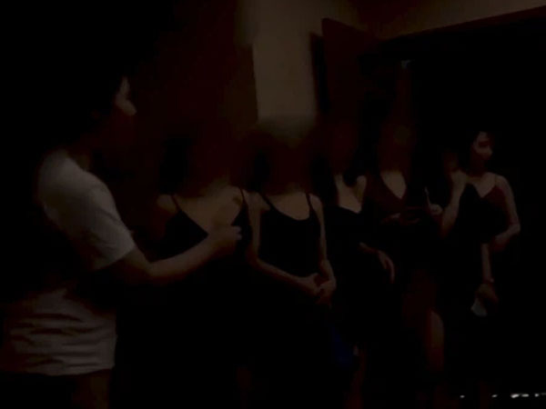 Thâm nhập thế giới massage 'sung sướng' ở Hà Nội: Các nữ nhân viên khỏa thân bơi, nhảy và kích dục cho khách, giá cao nhất 10 triệu đồng