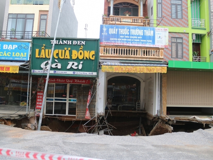 Mưa lớn 'khoét' rộng 'hố tử thần' ở Hà Nội