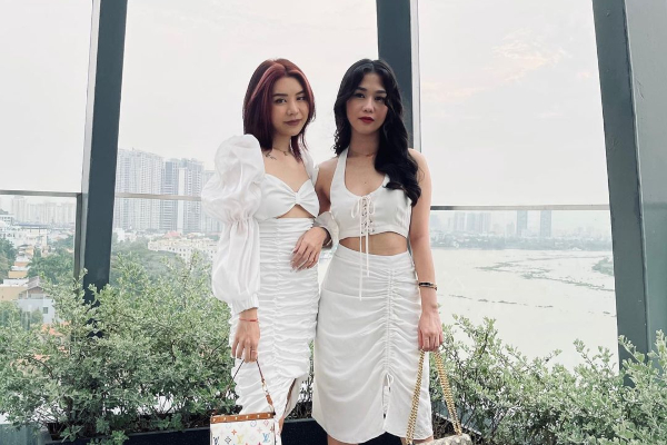 Hot girl Ngọc Thảo khác lạ trong ảnh check-in cùng bạn thân