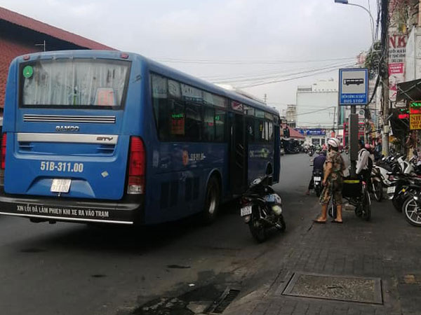 Nữ nhân viên xe buýt ở TP.HCM bị phản ánh từ chối phục vụ hành khách khuyết tật: 'Xe lăn rất nặng, xin thông cảm đi chuyến sau'