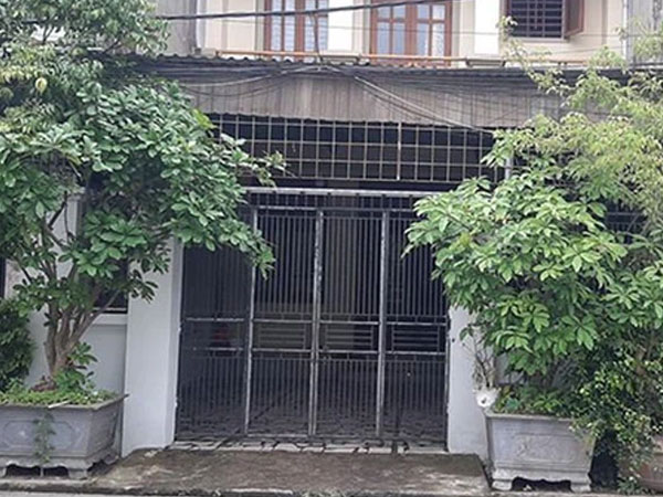 Người đàn bà bị hắt cả ca axit vào mặt khi mở cửa cho 'khách'