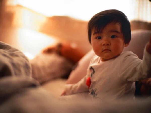 Thấy con chỉ ngủ 20 phút mỗi đêm, 1,5 giờ/ngày, cha mẹ đưa con đi khám rồi 'chết sững' khi nghe bác sĩ kết luận