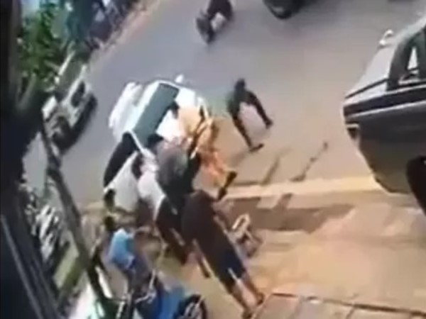 CLIP: Hai CSGT Hòa Bình vật lộn bắt giữ cặp vợ chồng buôn ma túy
