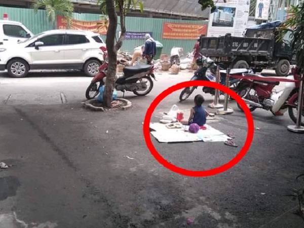 Hình ảnh cậu bé xin tấm bìa rồi ngồi trước tòa nhà xây dở 2 năm trước khiến cô gái rơi nước mắt