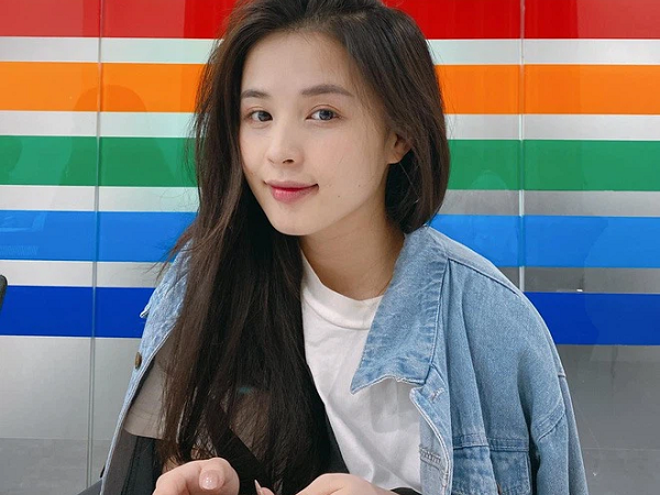 Nữ streamer lấy chồng đại gia khoe nhan sắc khi không son phấn, có gì hơn bạn?