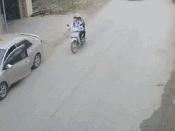 Cú đánh lái xuất thần của tài xế ô tô cứu mạng 2 nữ sinh trong gang tấc