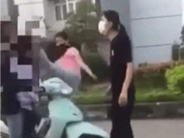 Clip: 'Trả thù' cho em họ, nữ sinh tung cước tới tấp khiến bạn ngã nhào khỏi xe máy