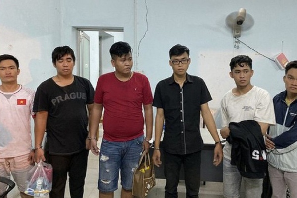Nhóm sinh viên giả danh hình sự dàn cảnh hàng loạt vụ cướp