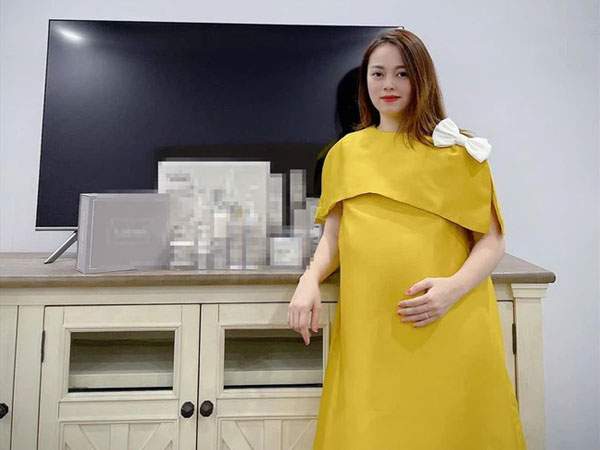 Hằng Túi úp mở chuyện mang thai đứa con thứ 7, ông xã vào comment một chữ duy nhất khiến ai nấy đều bật cười