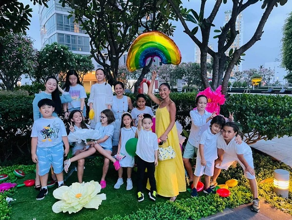Dàn 'hot kid' Vbiz lại hội tụ trong sinh nhật cặp sinh đôi nhà diva Hồng Nhung, vẻ xinh xắn của con gái Đoan Trang chiếm 'spotlight'