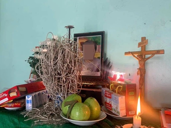 Quảng Ninh: Bế con sang đường bị xe máy tông tuột tay khiến con tử vong, mẹ trẻ đau đớn lên mạng cầu cứu tìm thủ phạm
