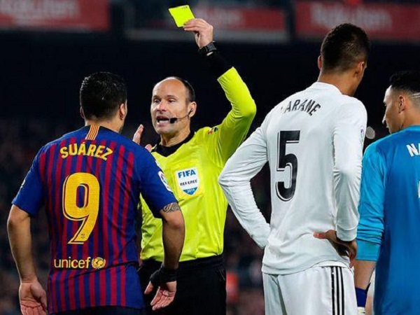 'Khắc tinh' của Barca không thể cầm còi trận El Clasico vì chấn thương