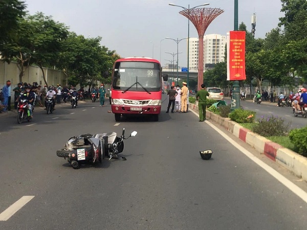TP.HCM: Nâng xe buýt, đưa thi thể người đàn ông mắc kẹt dưới gầm ra ngoài