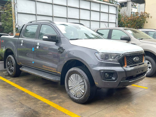 Xe hot tăng giá, bán 'bia kèm lạc' gây bức xúc
