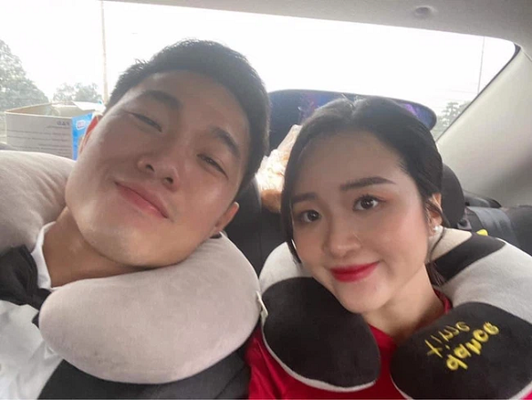 Nhuệ Giang khoe ảnh tựa vai Xuân Trường cực tình cảm sau đám hỏi, dòng trạng thái đăng kèm cũng gây chú ý không kém