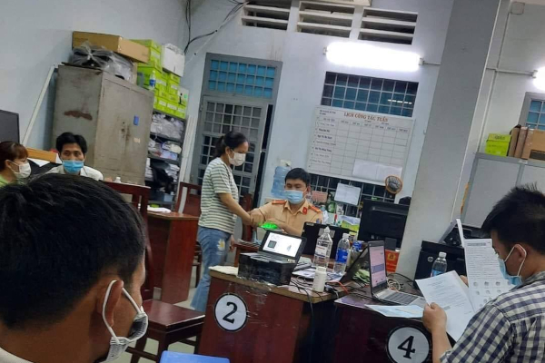 Cô gái trẻ đi làm CCCD và hành động vô cùng tâm lý của anh công an