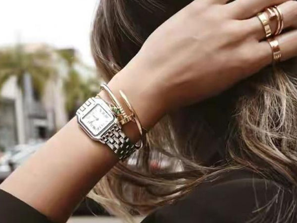 Phụ nữ đeo đồng hồ tay trái hay tay phải tốt hơn? Đừng mắc sai lầm và làm cho mọi người cười