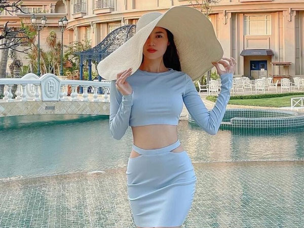 Ninh Dương Lan Ngọc sang chảnh trong set đồ khoe eo 'lộ liễu' bên bể bơi