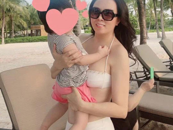 Phượng Chanel khoe vóc dáng quyến rũ trên bãi biển cùng con gái sau khi tuyên bố chia tay Quách Ngọc Ngoan