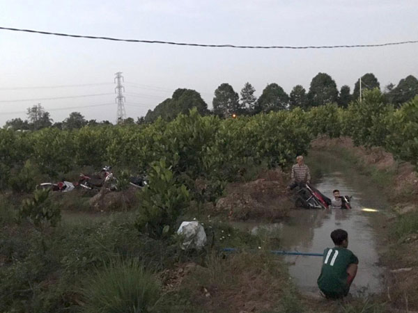 Hàng trăm 'quái xế' tháo chạy khi bị vây bắt, nhiều thanh niên lao xe xuống kênh bỏ trốn