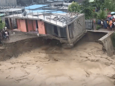 Cảnh hoang tàn sau siêu bão Seroja tại Indonesia: Hàng ngàn người đau đớn vì mất nhà mất người thân, chỉ biết cầu nguyện trong đêm tối