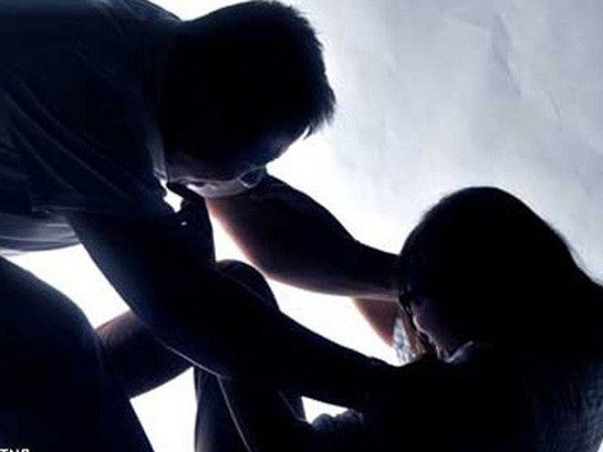 Giúp cha đưa bạn nhậu về, thiếu nữ 17 tuổi bị giở trò đồi bại