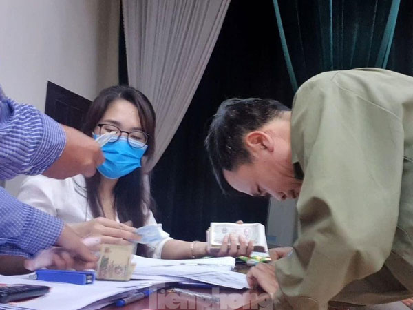 Tận thấy cảnh thu tiền 'chênh' làm căn cước công dân gắn chíp ở Hưng Yên