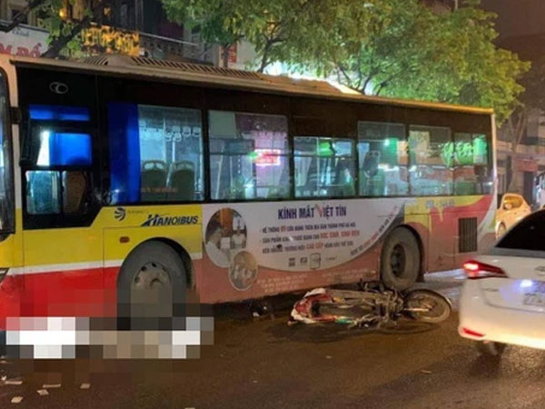 Hà Nội: Xe buýt va chạm với xe máy, nam thanh niên tử vong