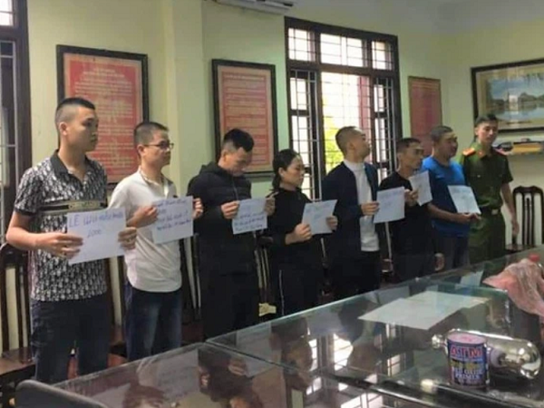 Thuê người uy hiếp, ném chất bẩn vào nhà người thân của 'con nợ' để đòi tiền
